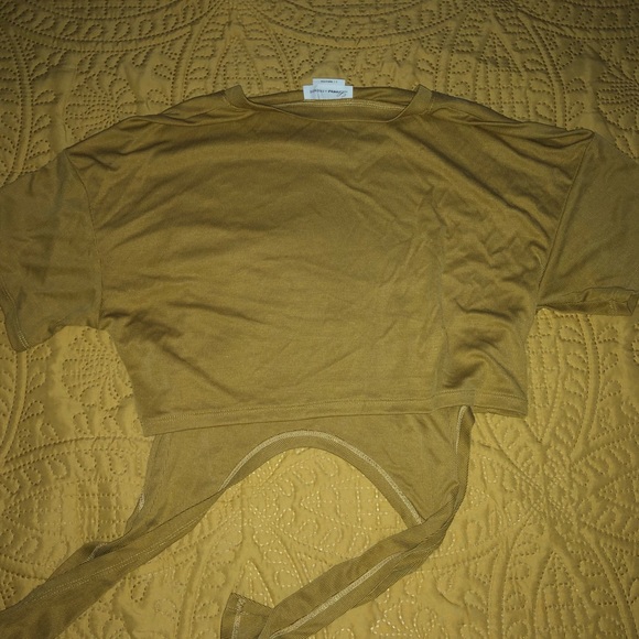 Lovers & Friends Mustard tie up T-Shirt - Picture 3 of 5